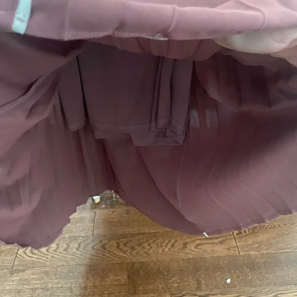 Elegant Mauve Pleated Skirt with Chain Detail - Picture 5 of 8